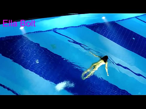 ❤️ मी पाहणे थांबवू शकत नाही, तरुण गोरा ELLA BOLT रिसॉर्ट पूलमध्ये नग्न पोहताना पकडला गेला ❤️ गुदद्वारासंबंधीचा अश्लील ﹏